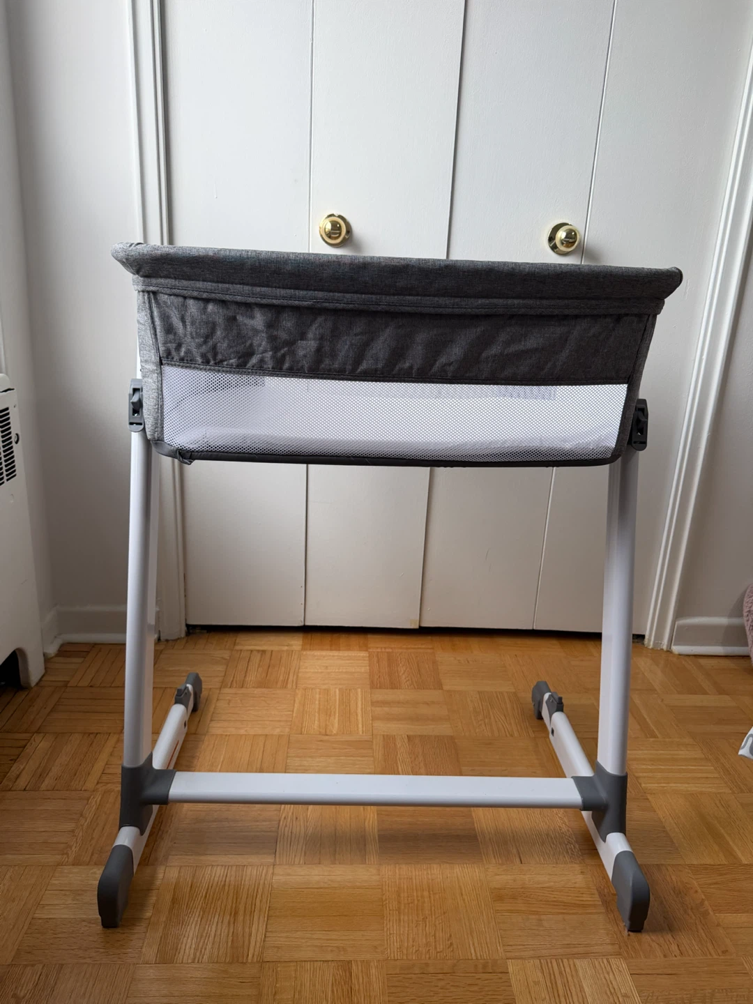 Delta Children Bassinet like new