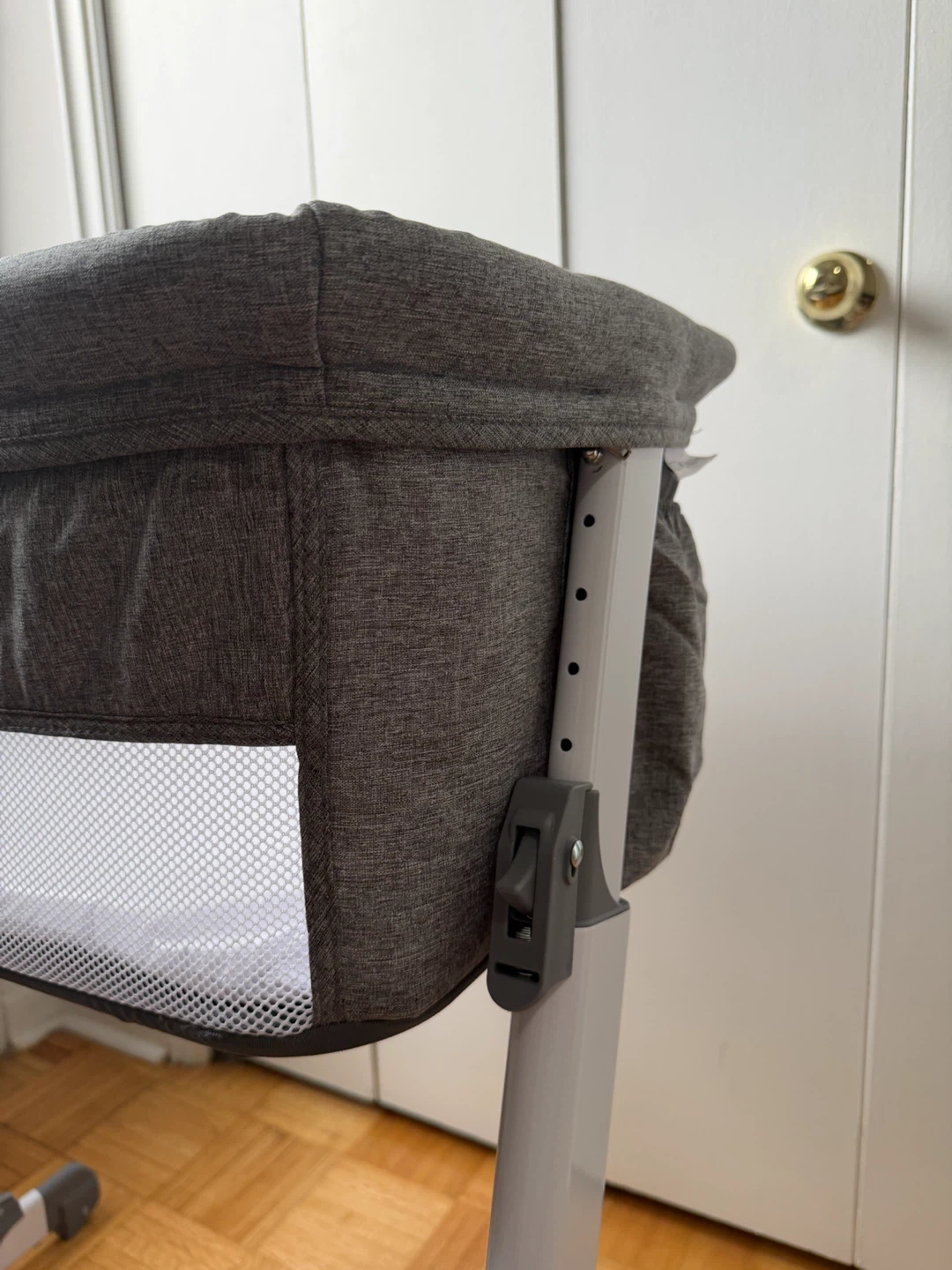 Delta Children Bassinet like new - photo 3