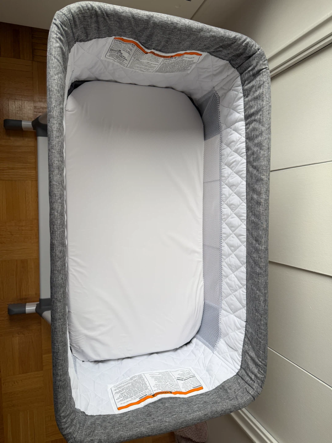 Delta Children Bassinet like new - photo 4