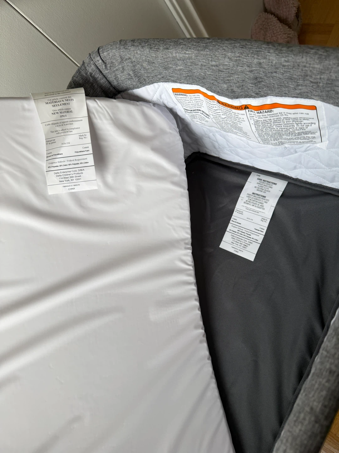 Delta Children Bassinet like new - photo 5