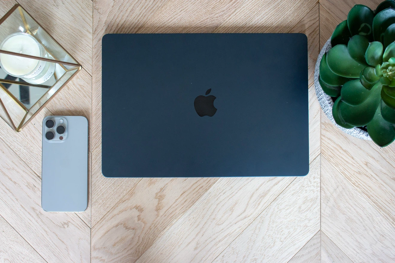 MacBook Air M2 Midnight 256GB SSD and 8GB RAM