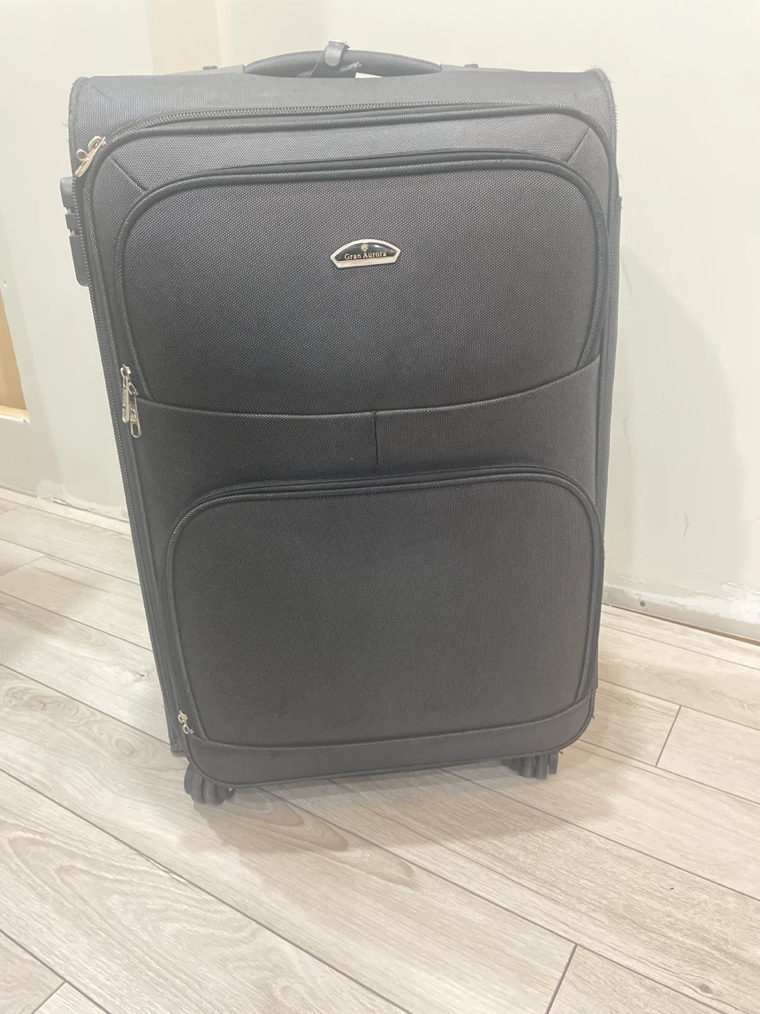 Gran Aurora Black Rolling Suitcase