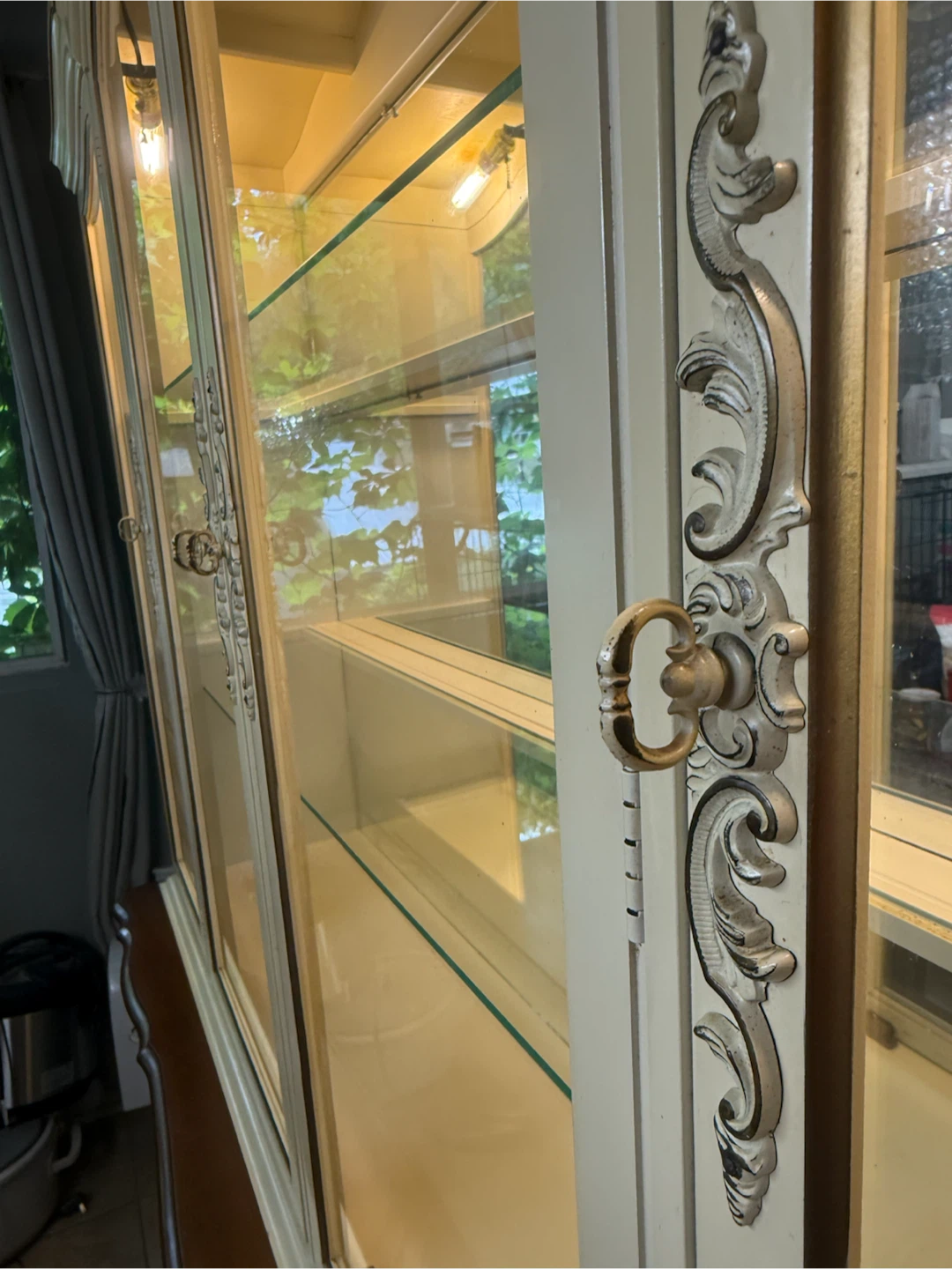 Coquette Aesthetic-Cream coloured china cabinet with glass doors - photo 2