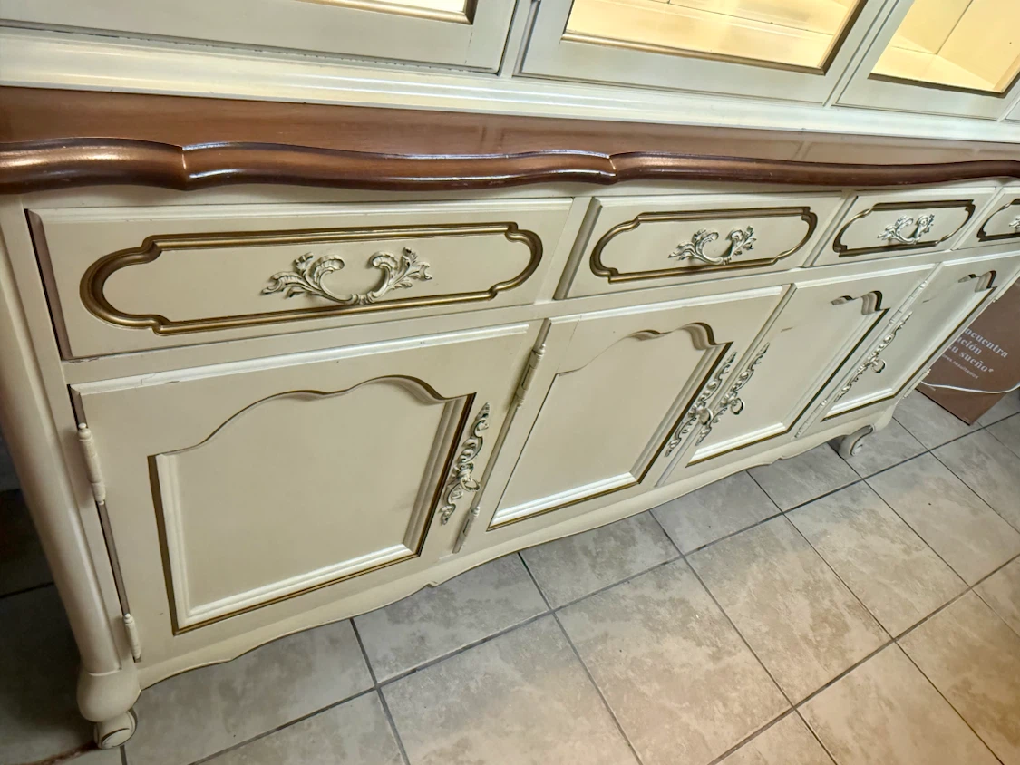 Coquette Aesthetic-Cream coloured china cabinet with glass doors - photo 3