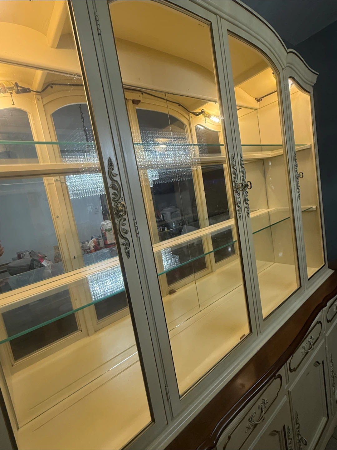 Coquette Aesthetic-Cream coloured china cabinet with glass doors - photo 4