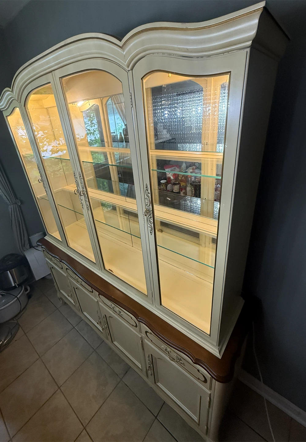 Coquette Aesthetic-Cream coloured china cabinet with glass doors - photo 5