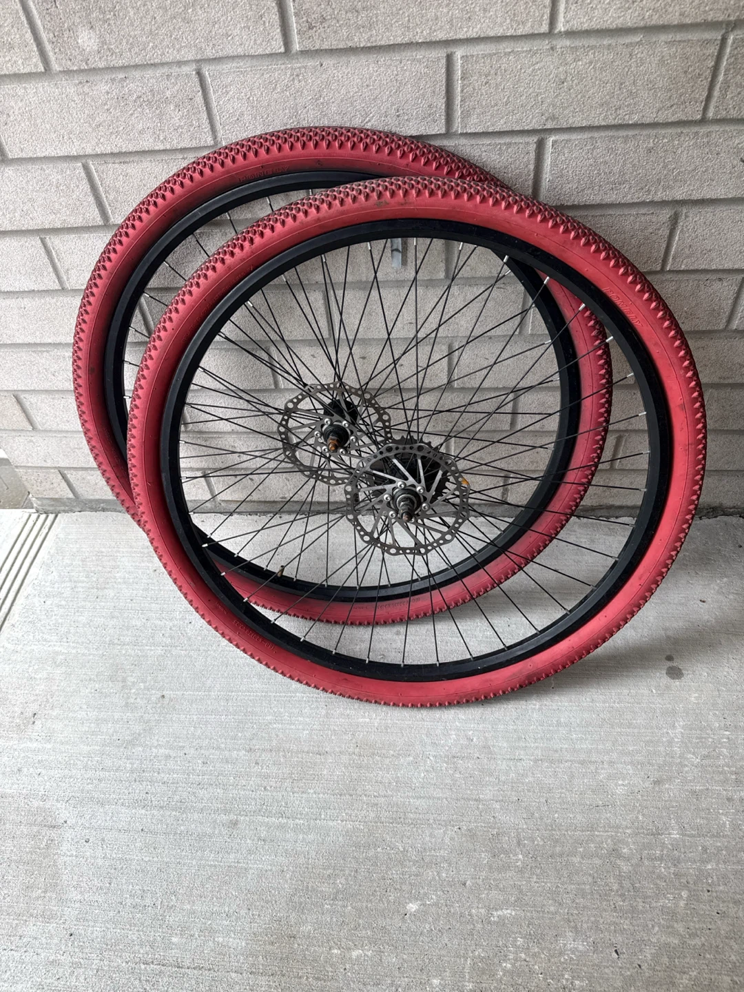 29-inch Red Mountain Bike Wheels with Disc Brakes