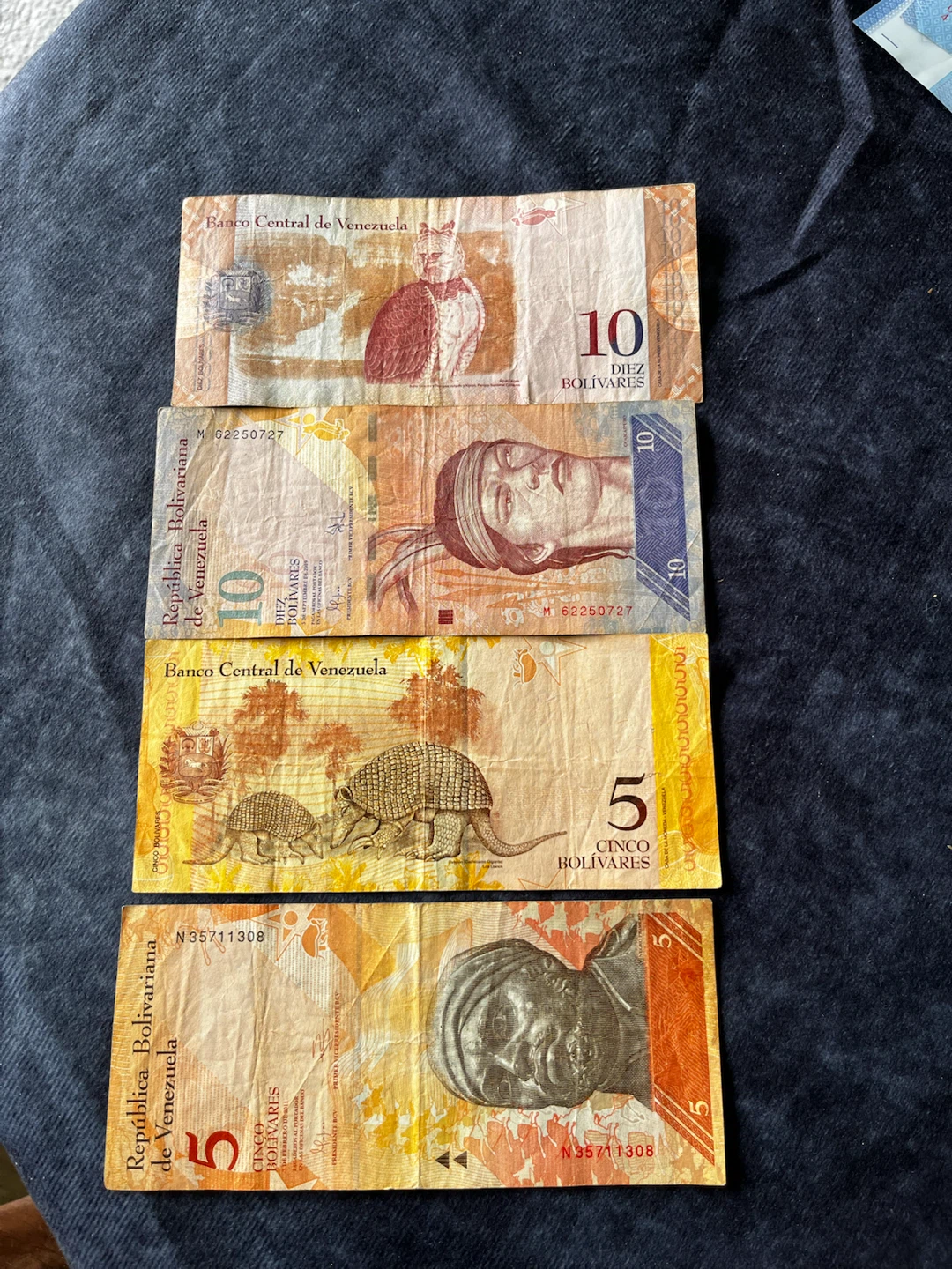 Venezuelan Bolivares Banknotes (10 and 5) - photo 3