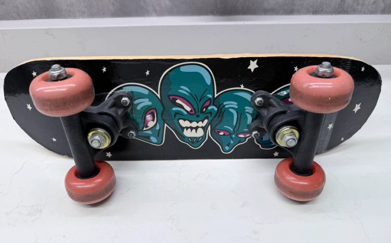 Vintage Skateboard with Alien Graphics - photo 3