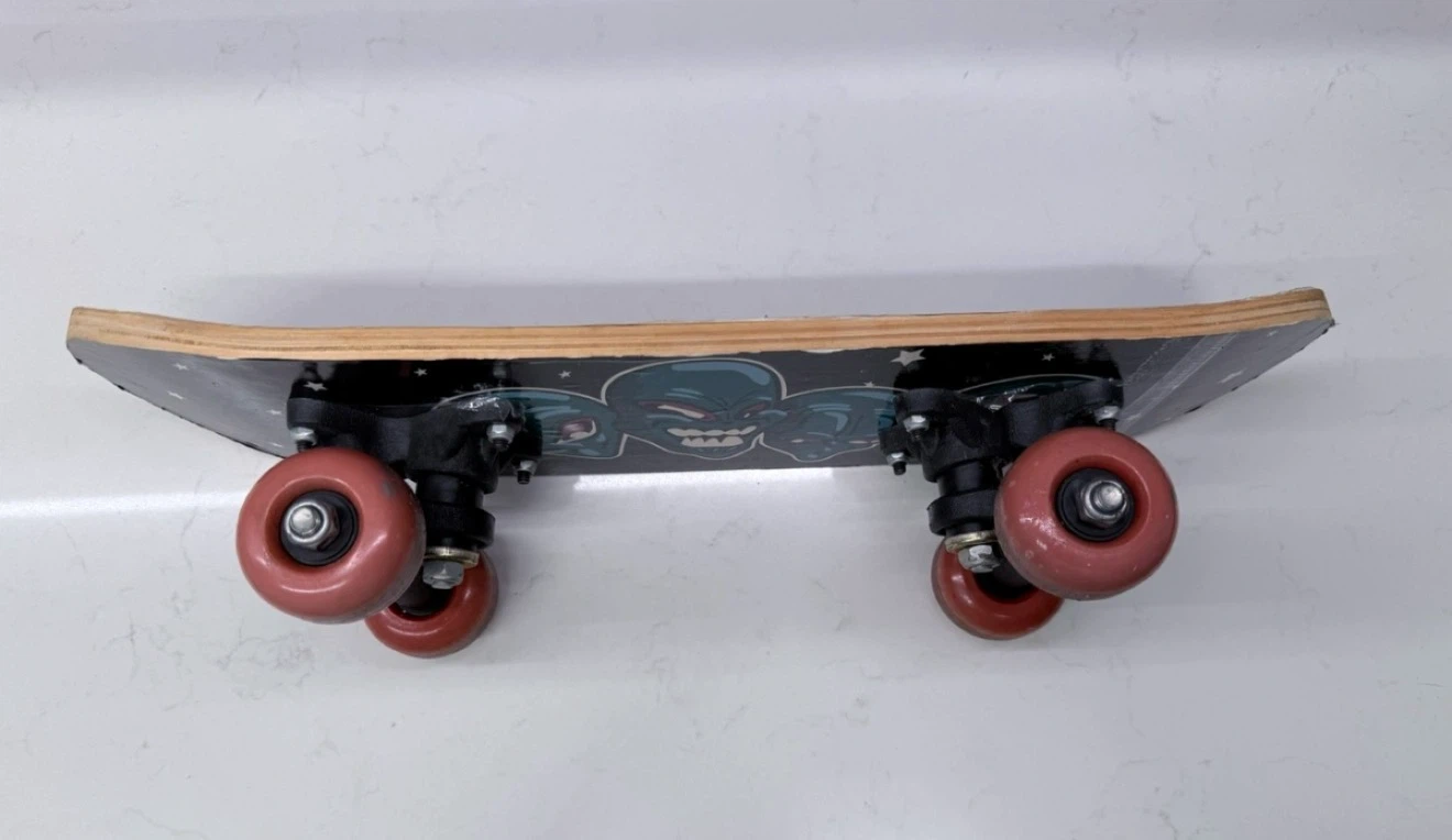 Vintage Skateboard with Alien Graphics - photo 5