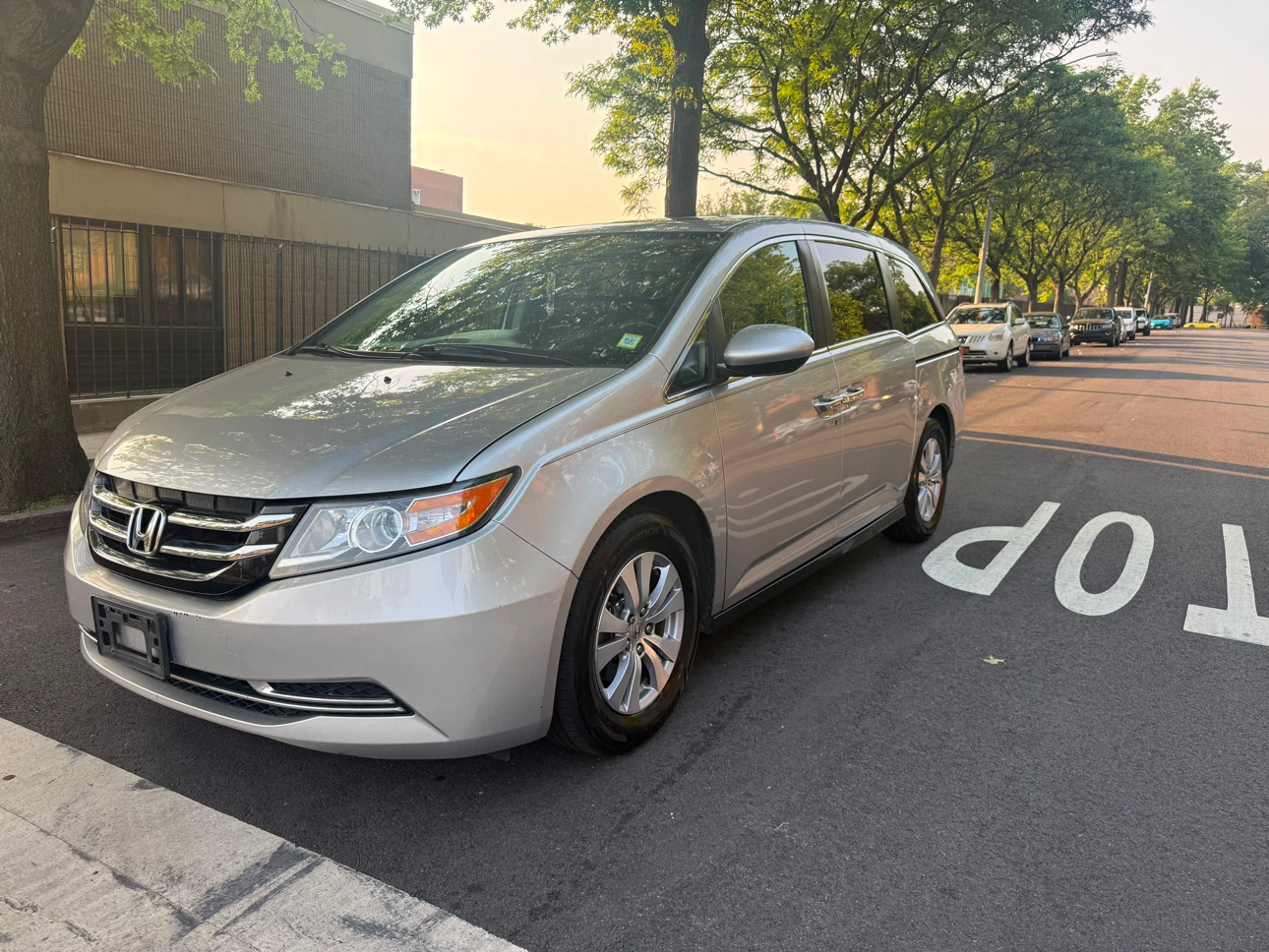 2015 Honda Odyssey Touring Minivan - photo 2