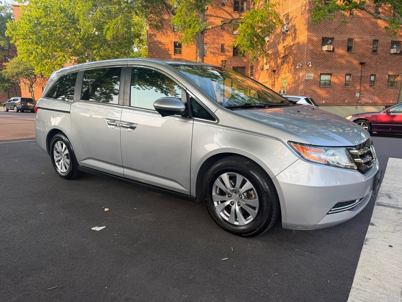 2015 Honda Odyssey Touring Minivan - photo 3