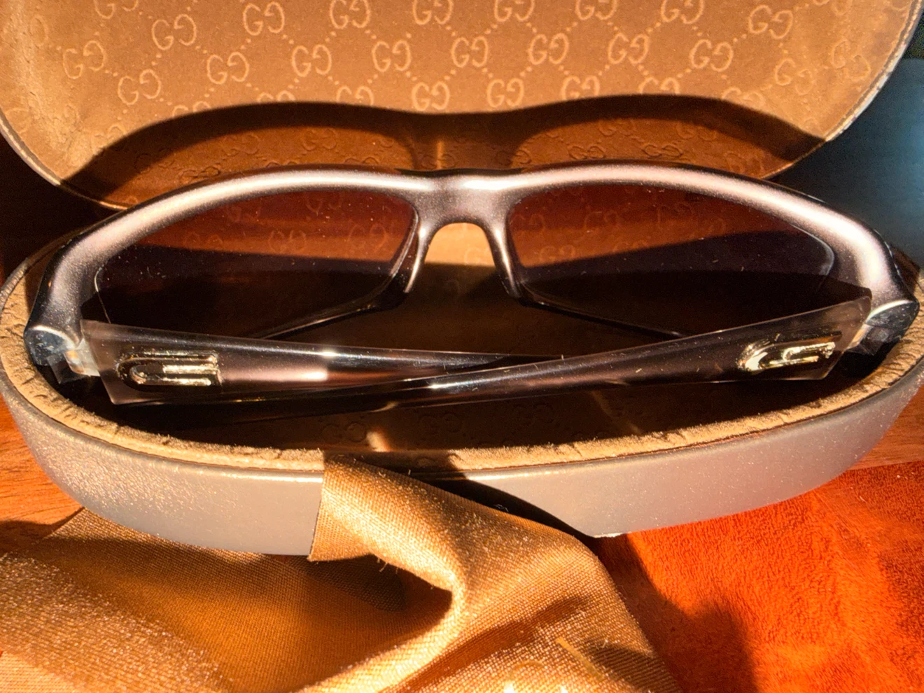 Gucci Sunglasses with Case New In Box (GG 2551/S) - photo 3
