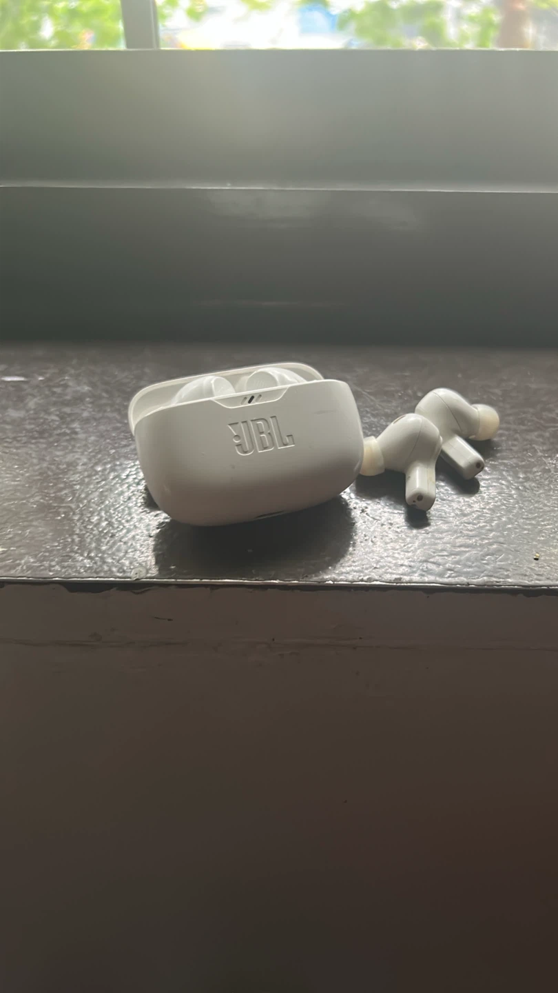 JBL White Wireless Earbuds with Charging Case