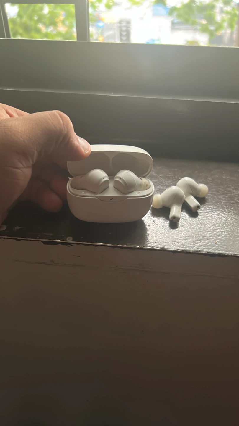 JBL White Wireless Earbuds with Charging Case - photo 2