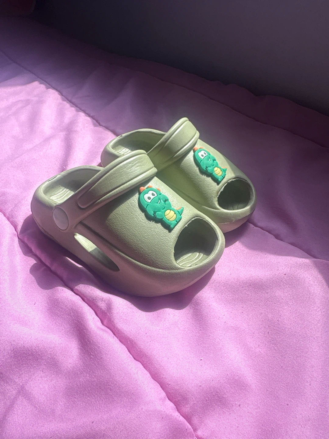 Kids Green Dinosaur Croc-Style Sandals Size 7/8 - photo 2