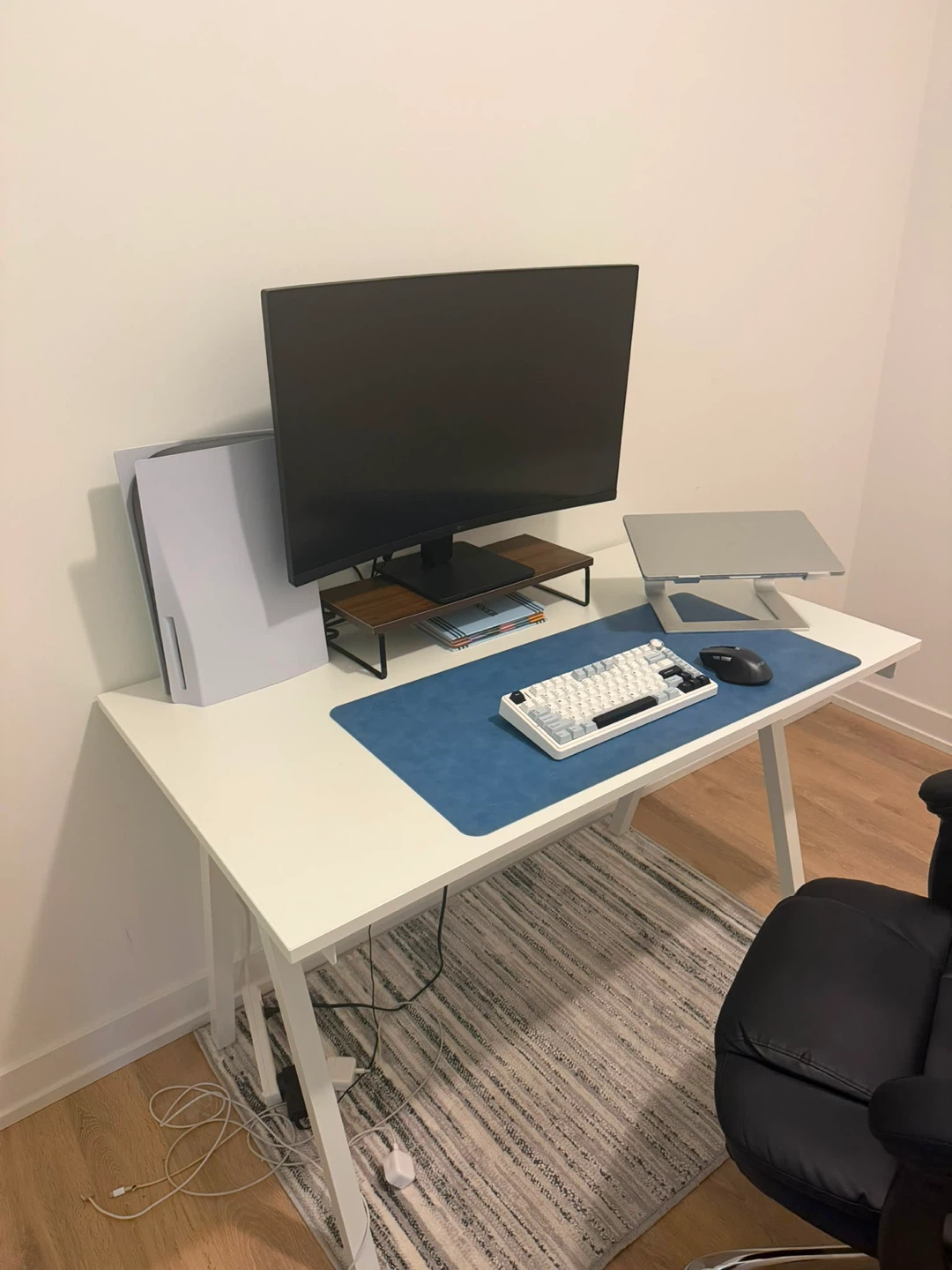 Ikea White modern desk with metal legs - photo 3
