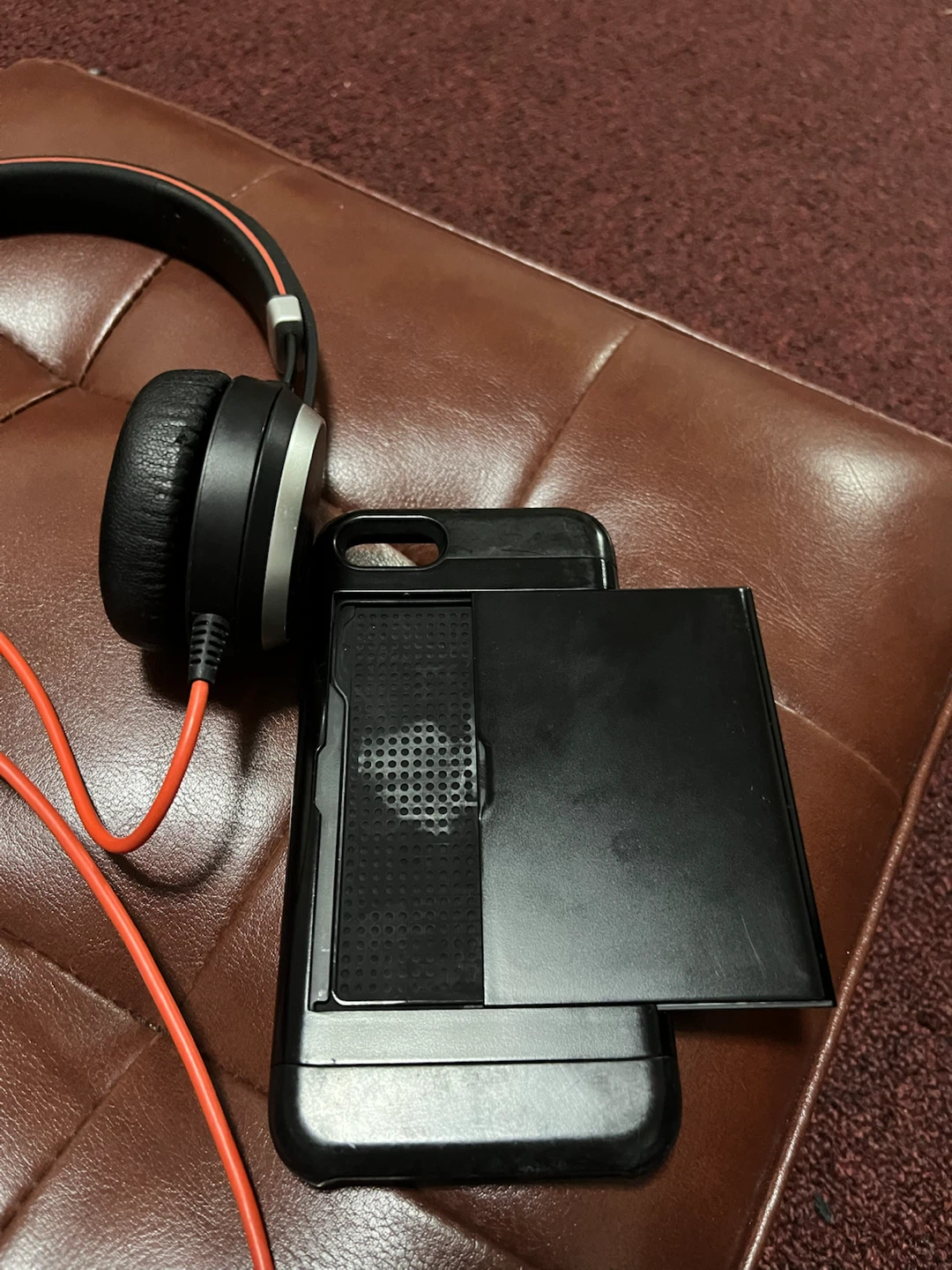 Free Wired Earphones and IPhone Case - photo 3