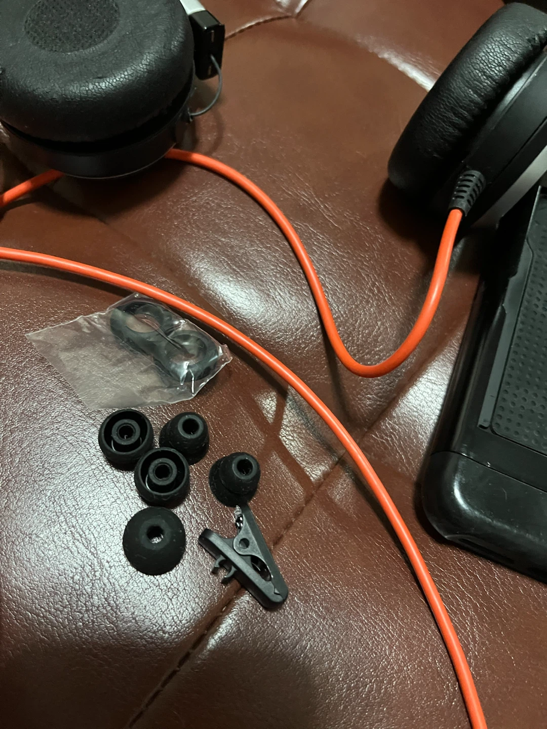 Free Wired Earphones and IPhone Case - photo 4
