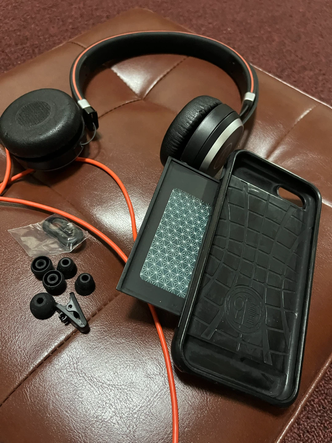 Free Wired Earphones and IPhone Case - photo 5