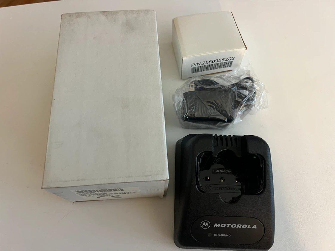 Motorola 120V 10HR Desk Charger W/Insert PMTN4021C