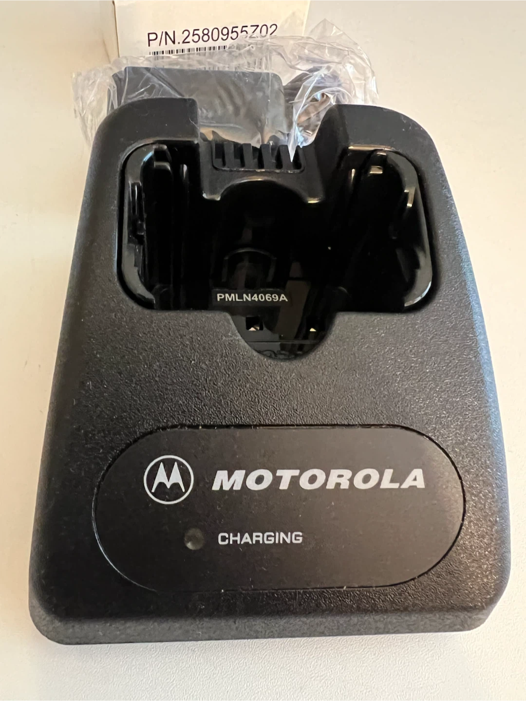 Motorola 120V 10HR Desk Charger W/Insert PMTN4021C - photo 2