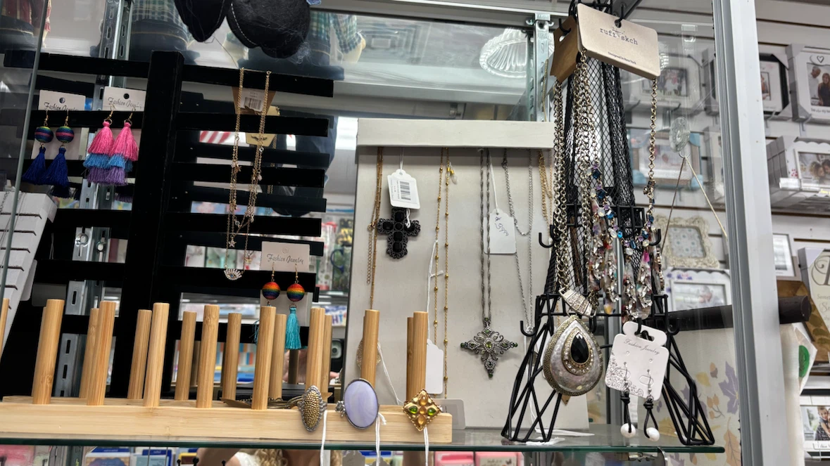 Assorted Fashion Jewelry Collection - photo 2