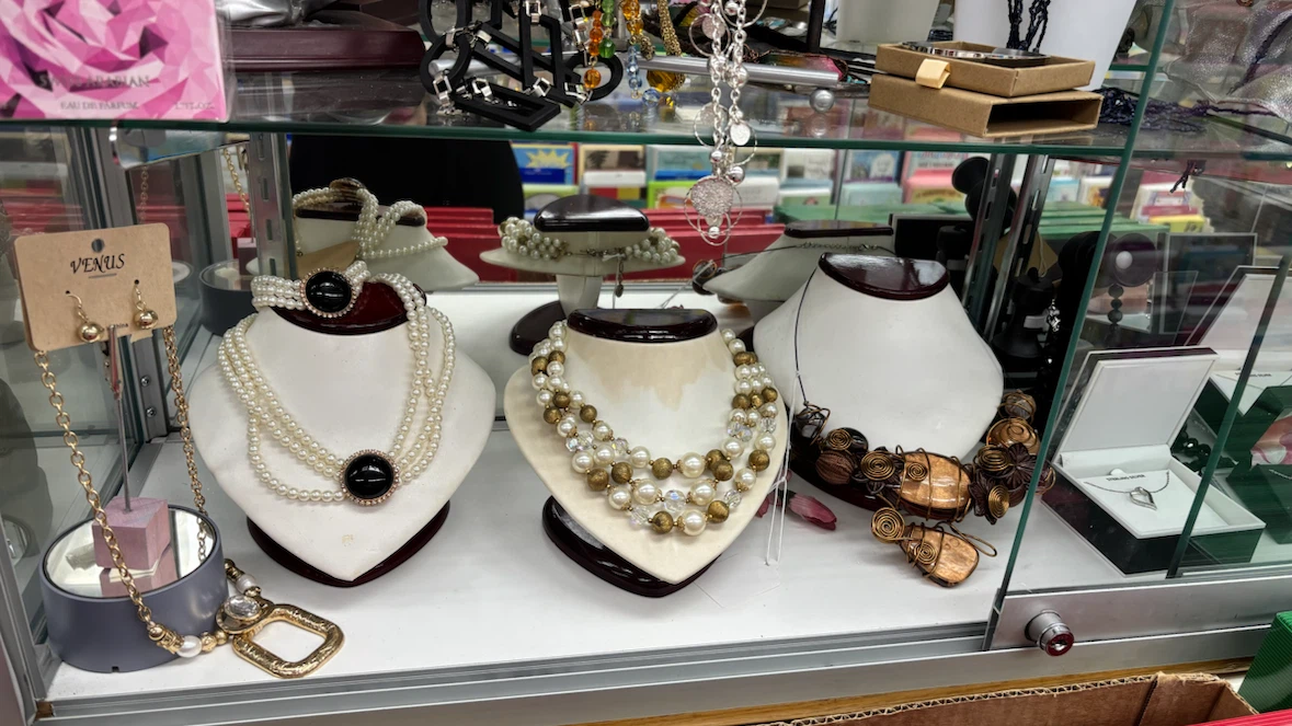 Assorted Fashion Jewelry Collection - photo 3