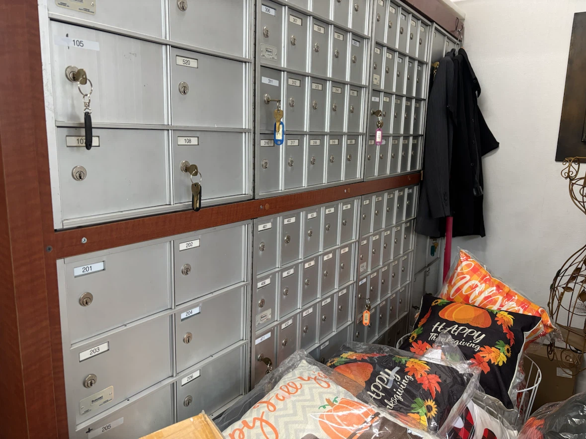 Mailbox Unit with Keys