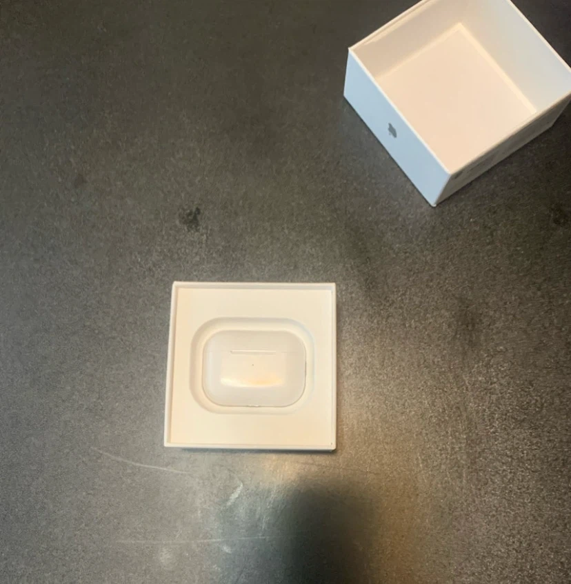 Apple AirPods Pro (2nd gen) with Charging Case - photo 3