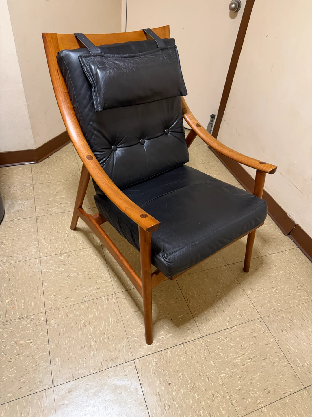 This Moser Ellipse Lounge Chair