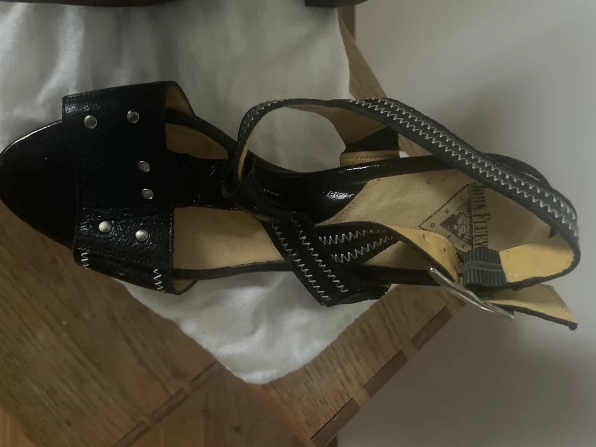John Fluevog Black Patent Heels Size 8 - photo 2