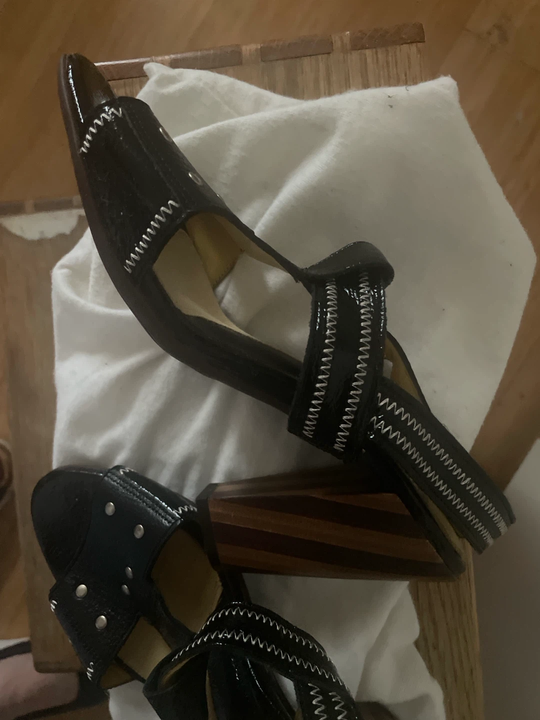 John Fluevog Black Patent Heels Size 8 - photo 4