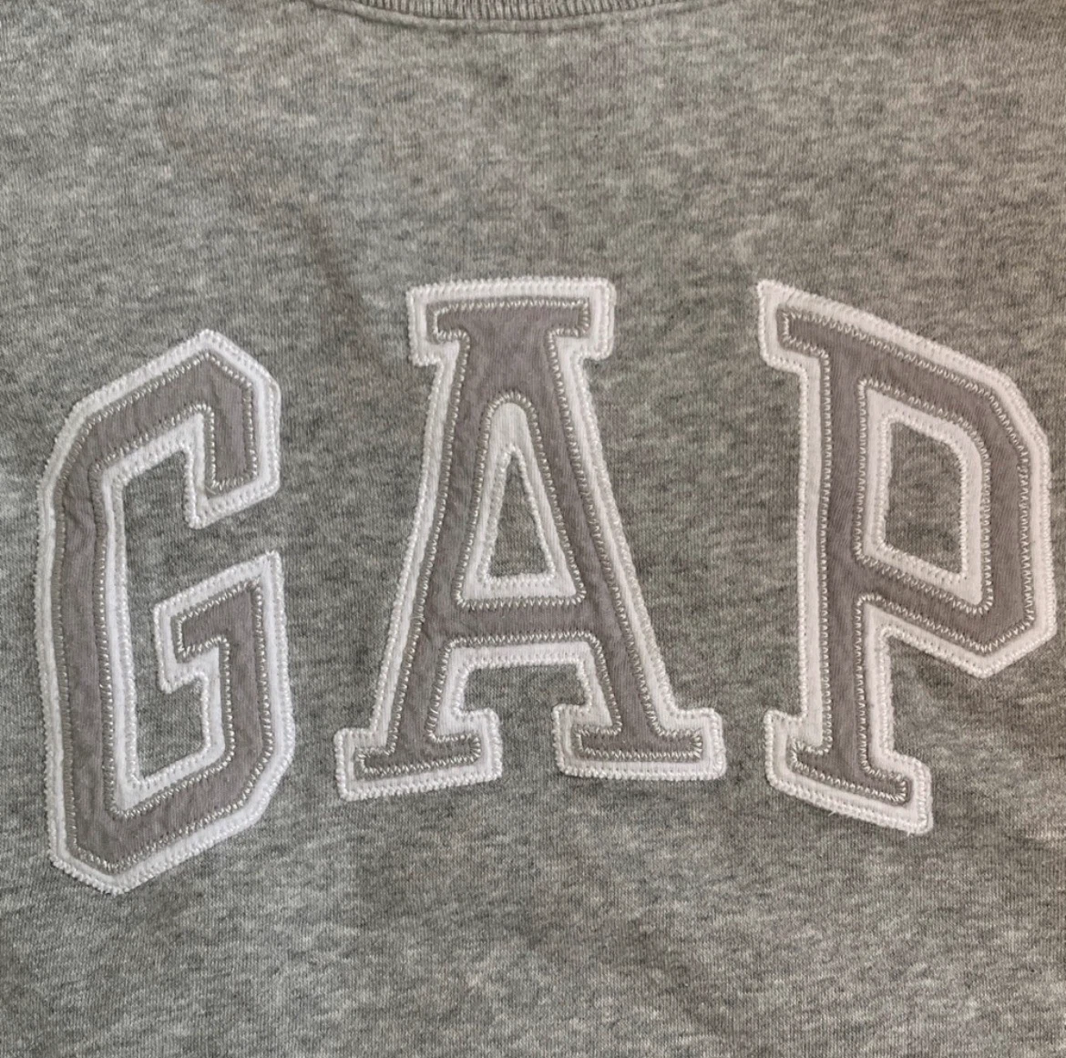 GAP grey crewneck - photo 2
