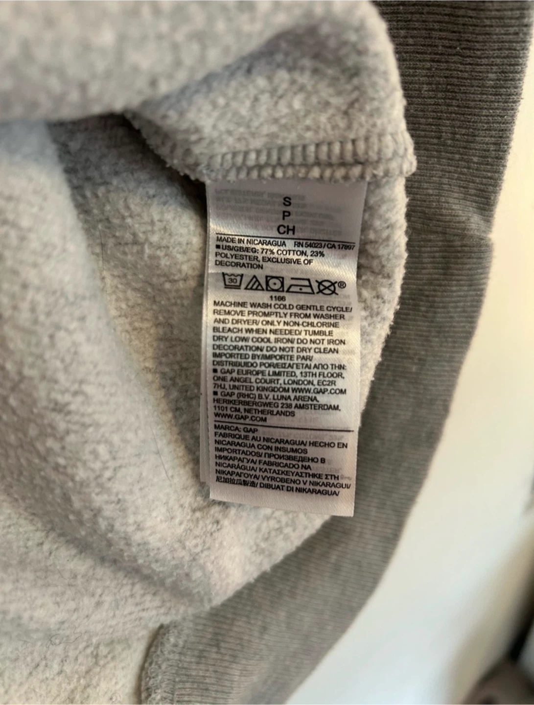 GAP grey crewneck - photo 4