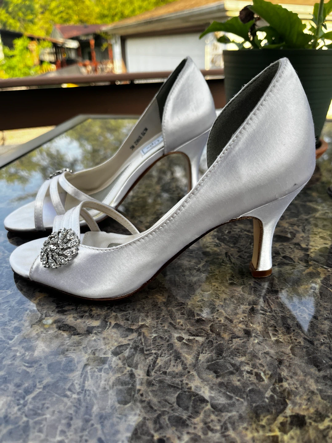 Touch Ups Women's White Satin Heels Size 5M - photo 2