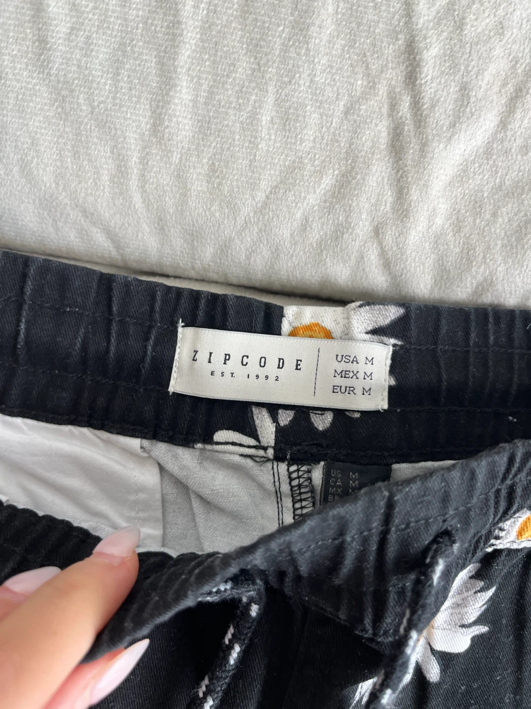 Zip Code Daisy Print Shorts Size Medium - photo 2