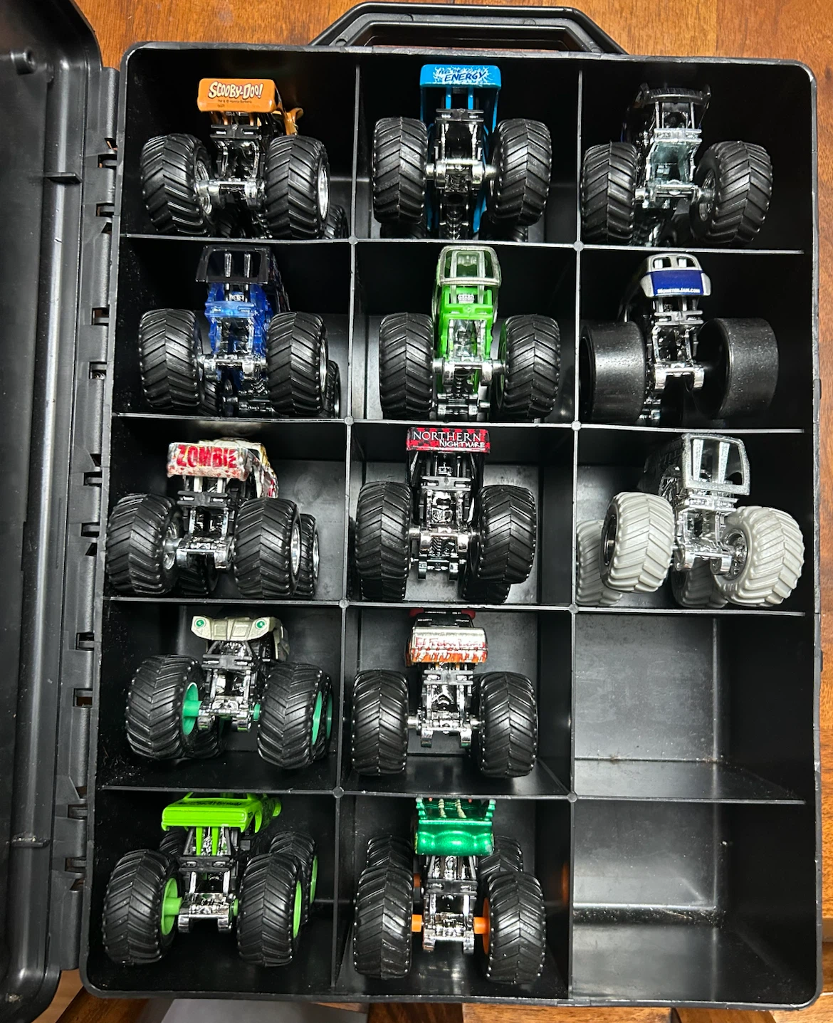 Hot Wheels Monster Truck Carrying Case & 13 Monster Trucks - photo 2