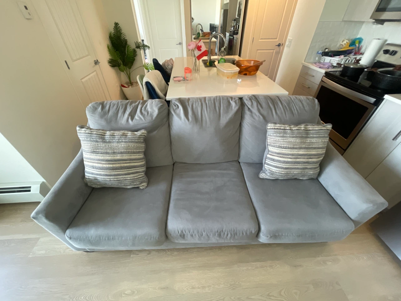 Three-seater Sofa with Accent Pillows