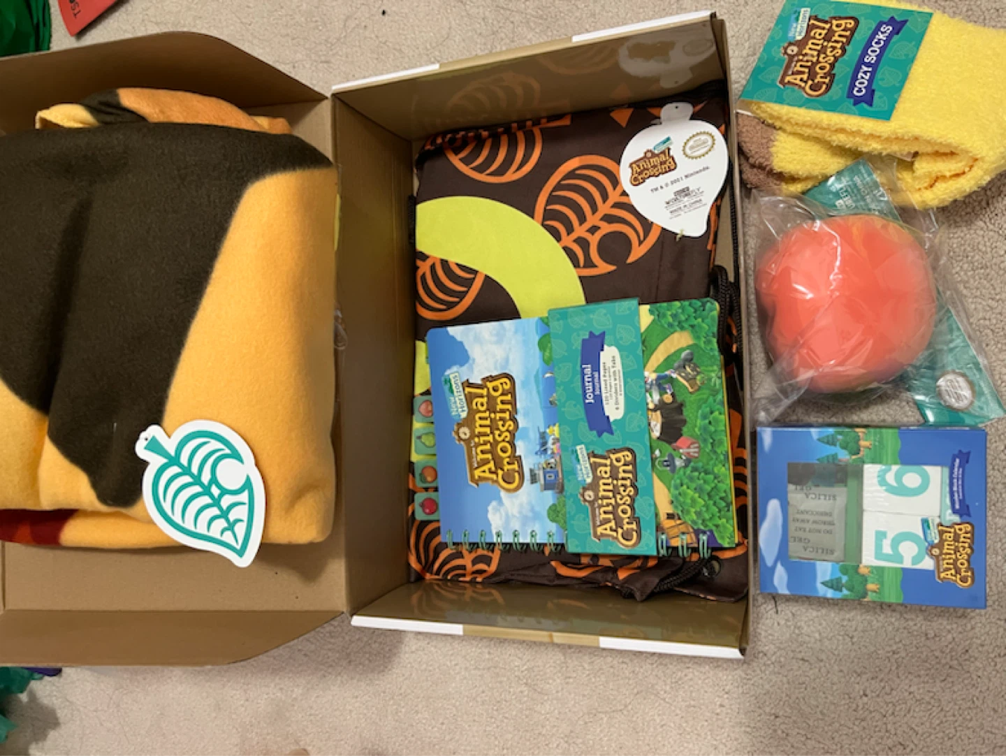 Animal Crossing: New Horizons Collector's Gift Box - photo 2