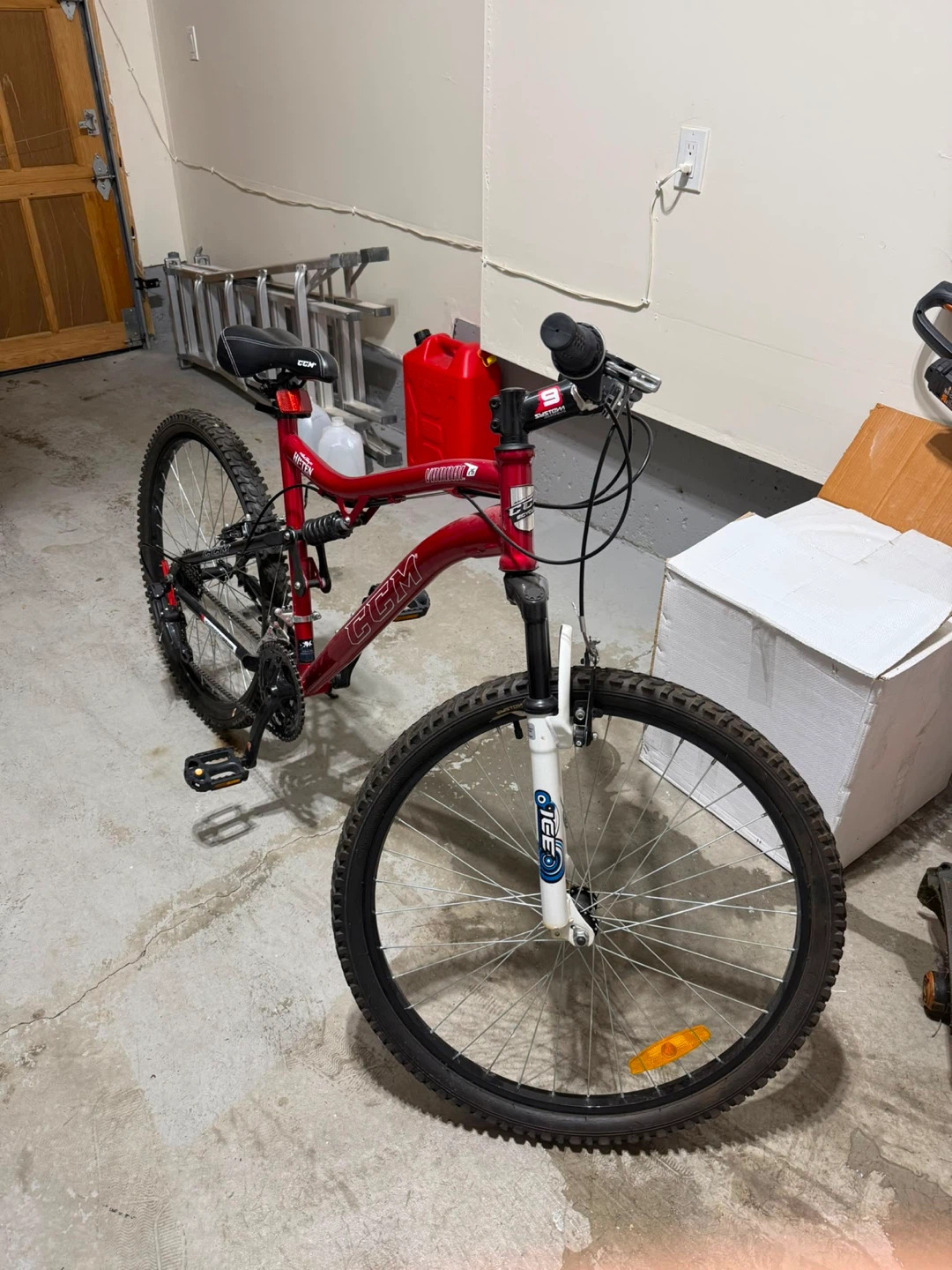 CCM "HIFEN" Mountain Bike - Red