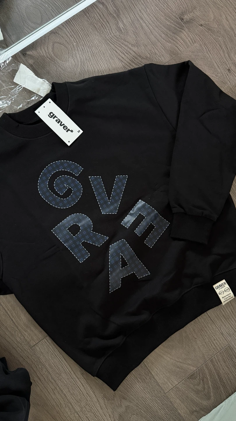 Korea brand | GRAVER Black Crewneck Sweatshirt