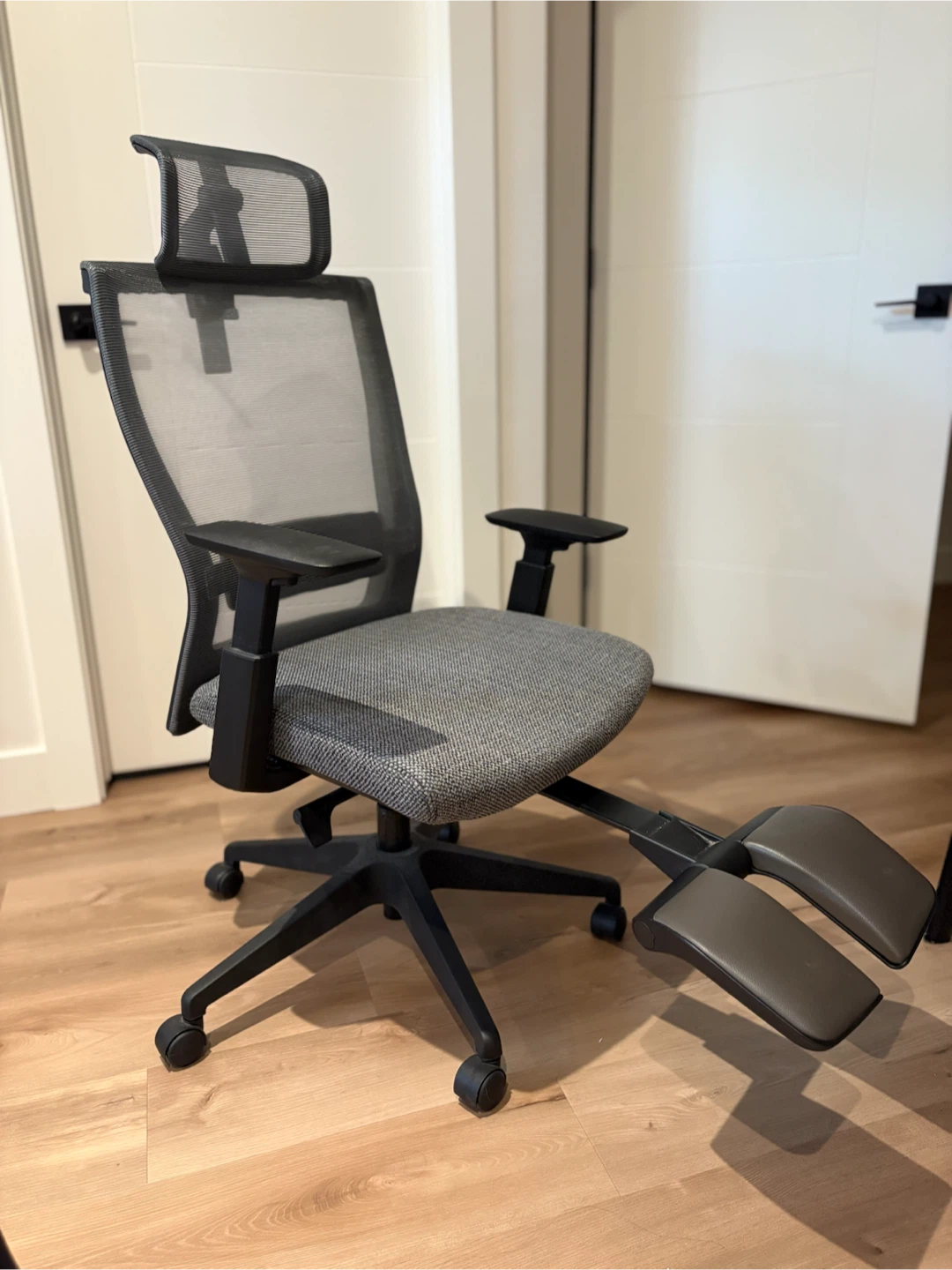 Ergonomic Office Chair with Footrest - photo 2