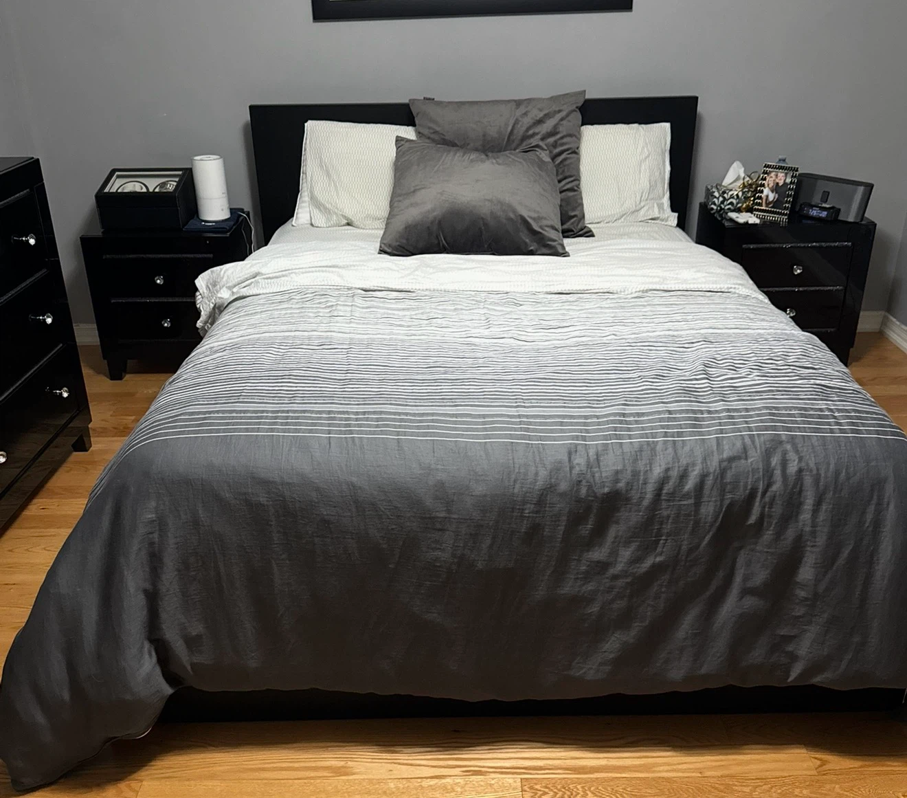 Queen size bed, mattress and 6 drawer dresser - photo 2