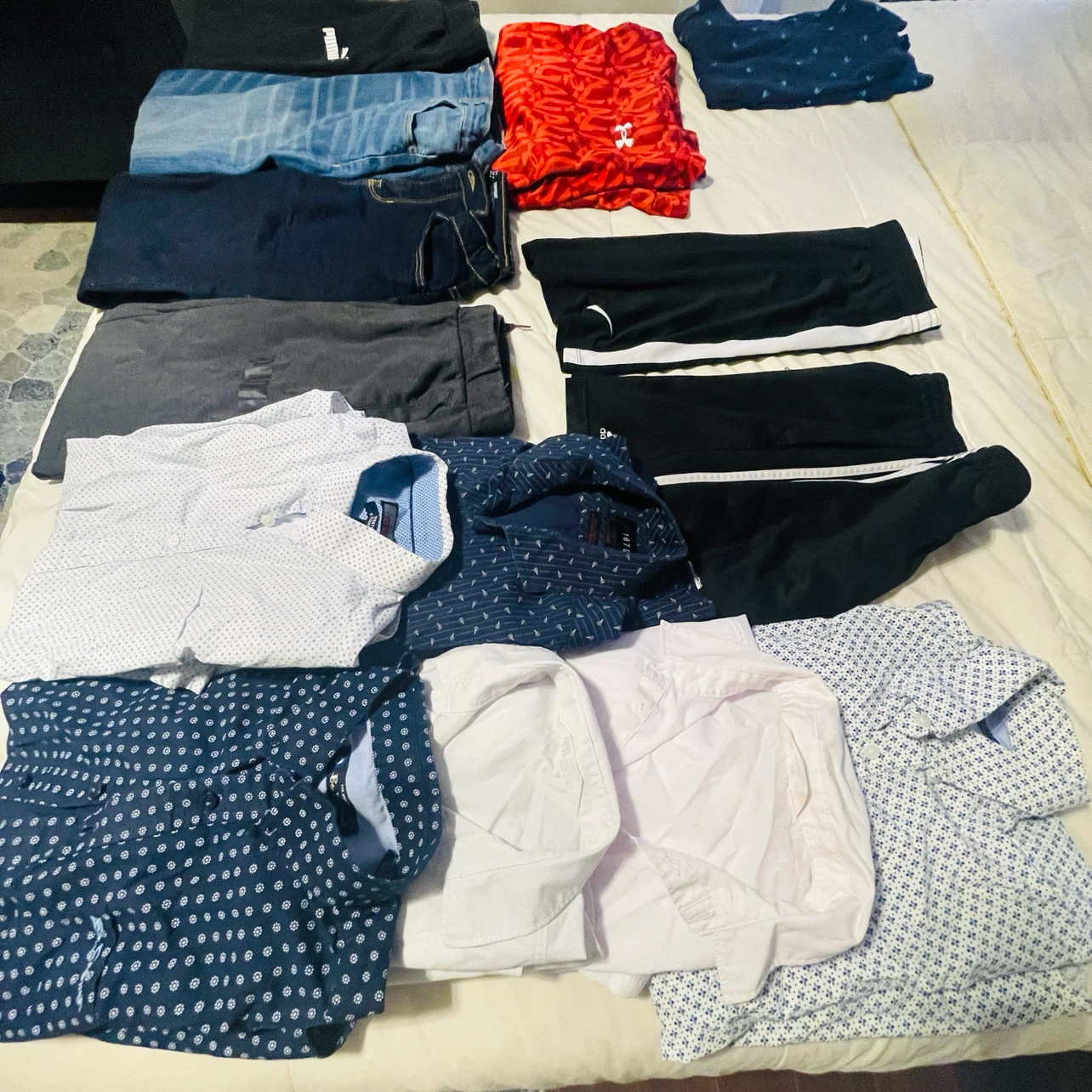 Assorted boy’s clothes Bundle size M-L.  13 items