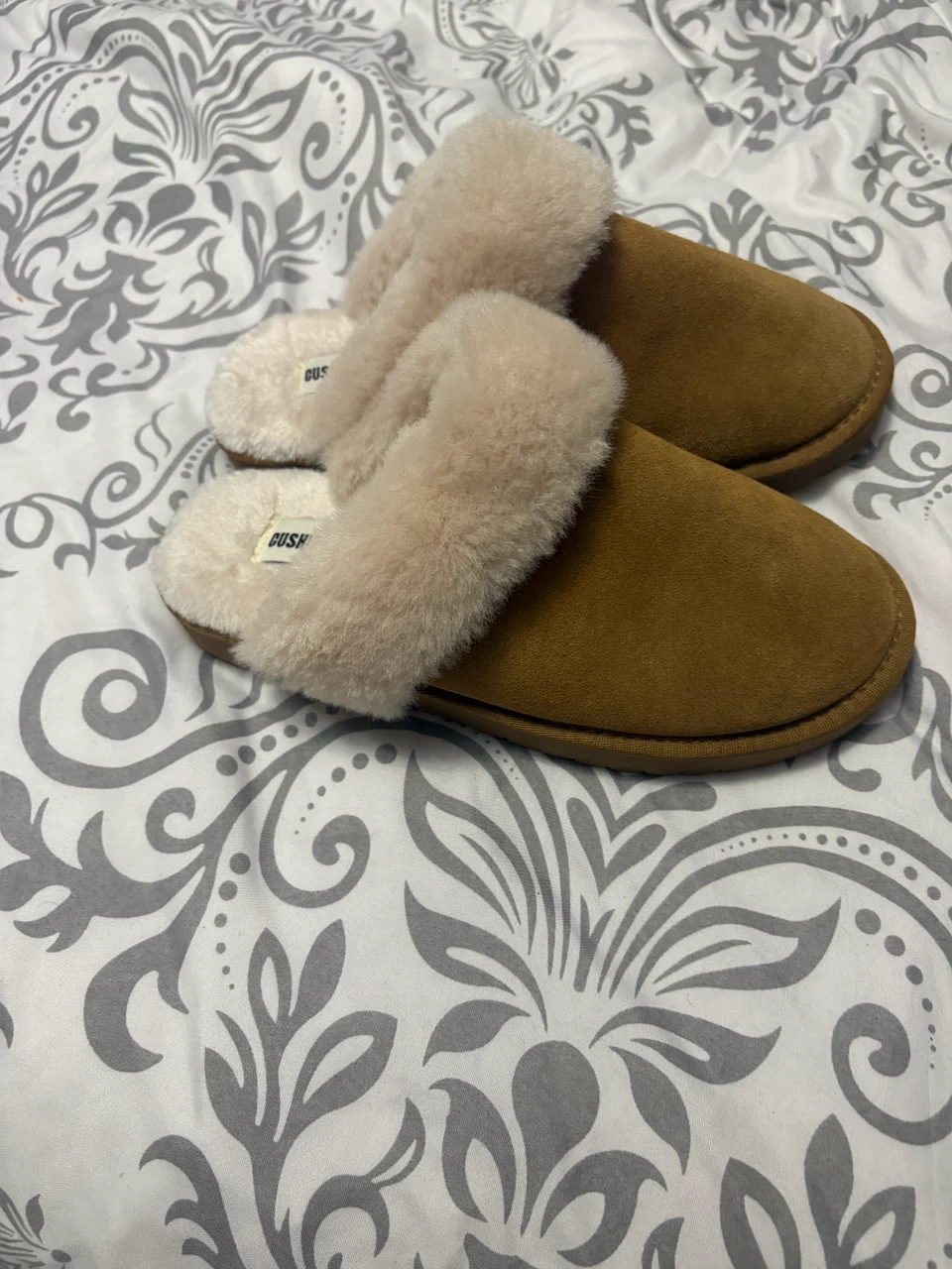 Cushionaire Fuzzy Slippers Size 8M