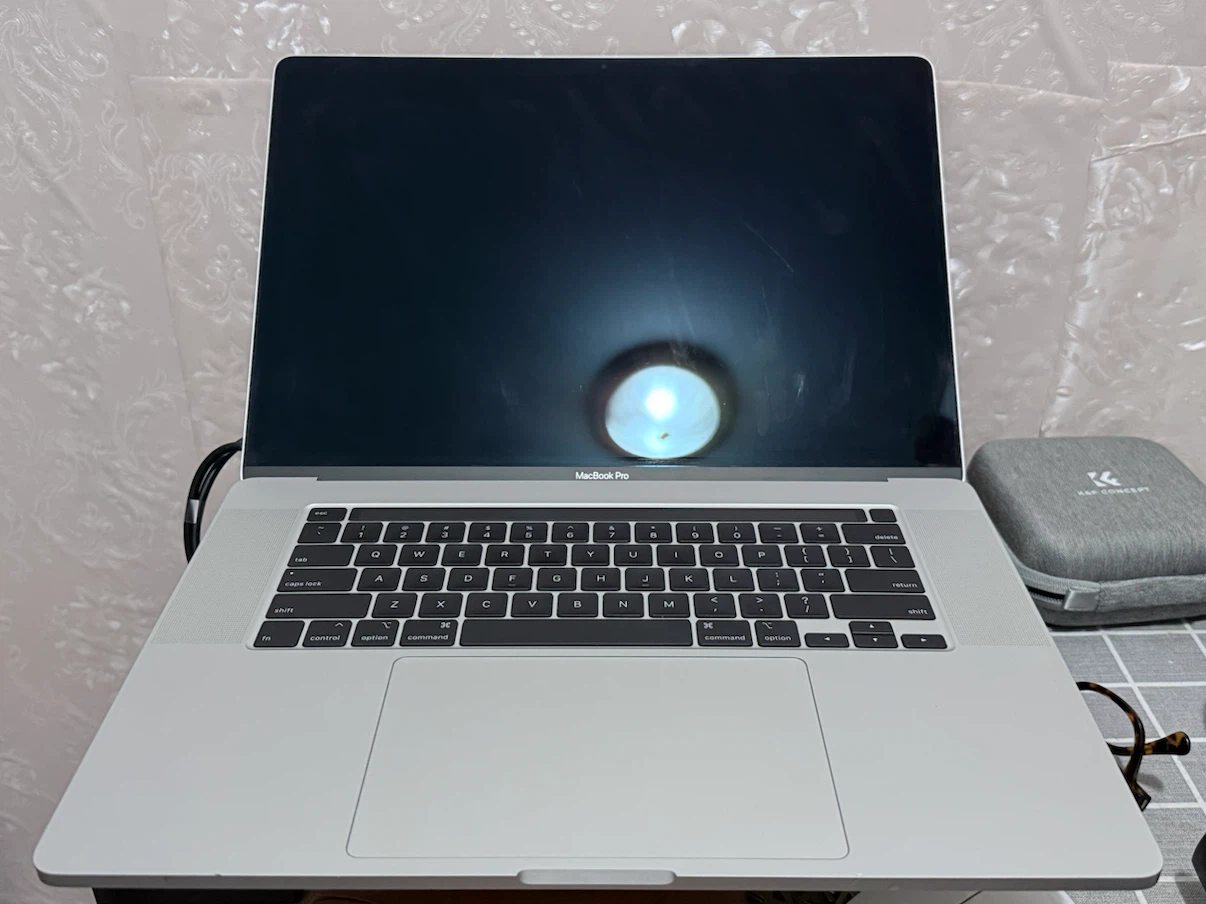 Apple MacBook 2019 Pro Laptop - photo 2