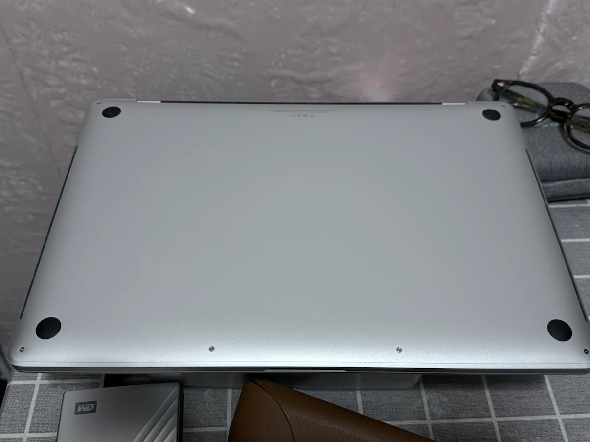 Apple MacBook 2019 Pro Laptop - photo 3