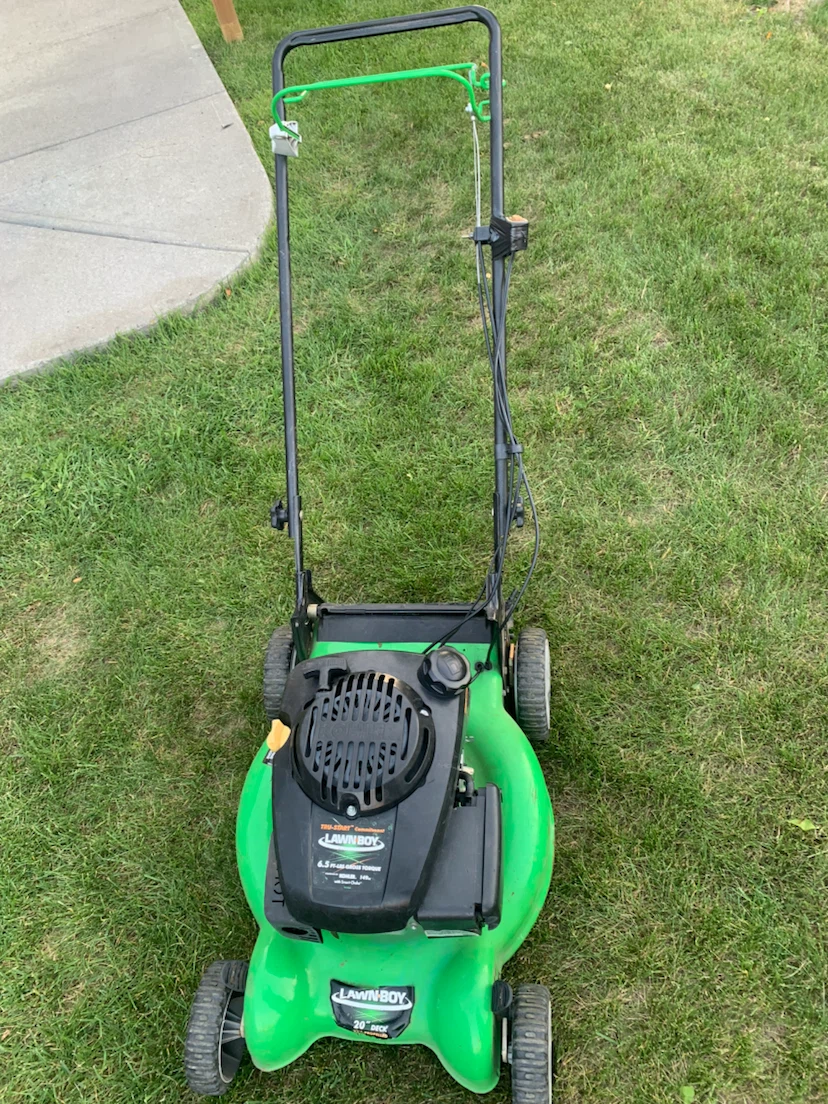 Lawn boy lawnmower 10605 powered by Kohler 149cc engine - photo 2