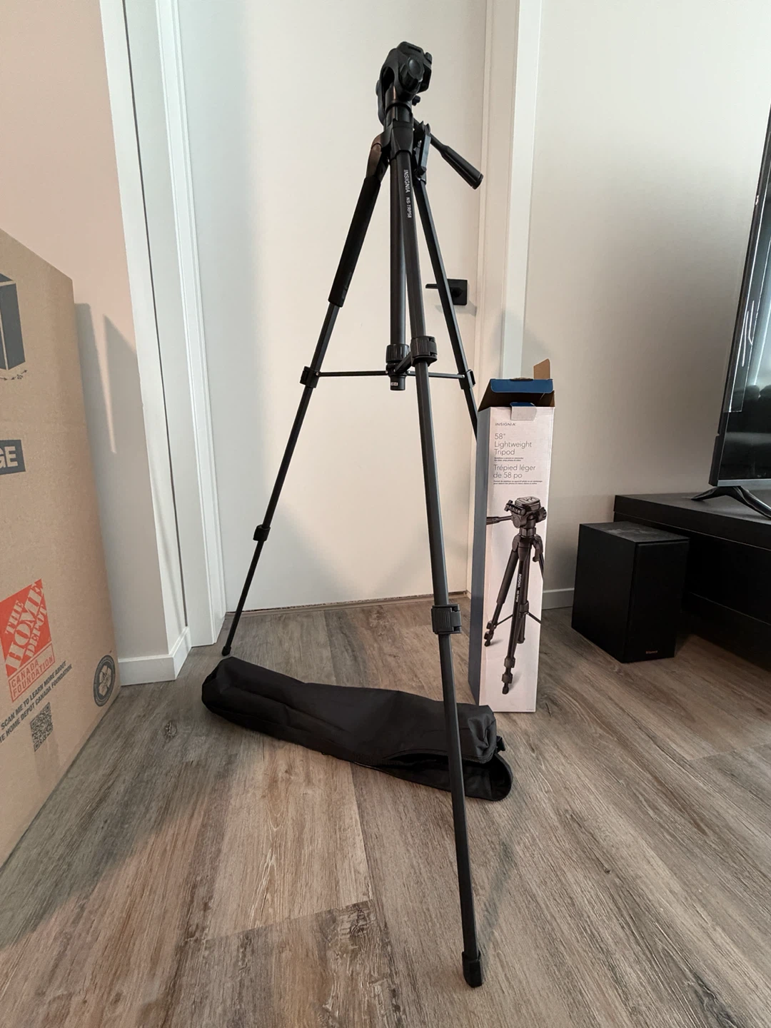 Insignia Tripod with Carrying Bag